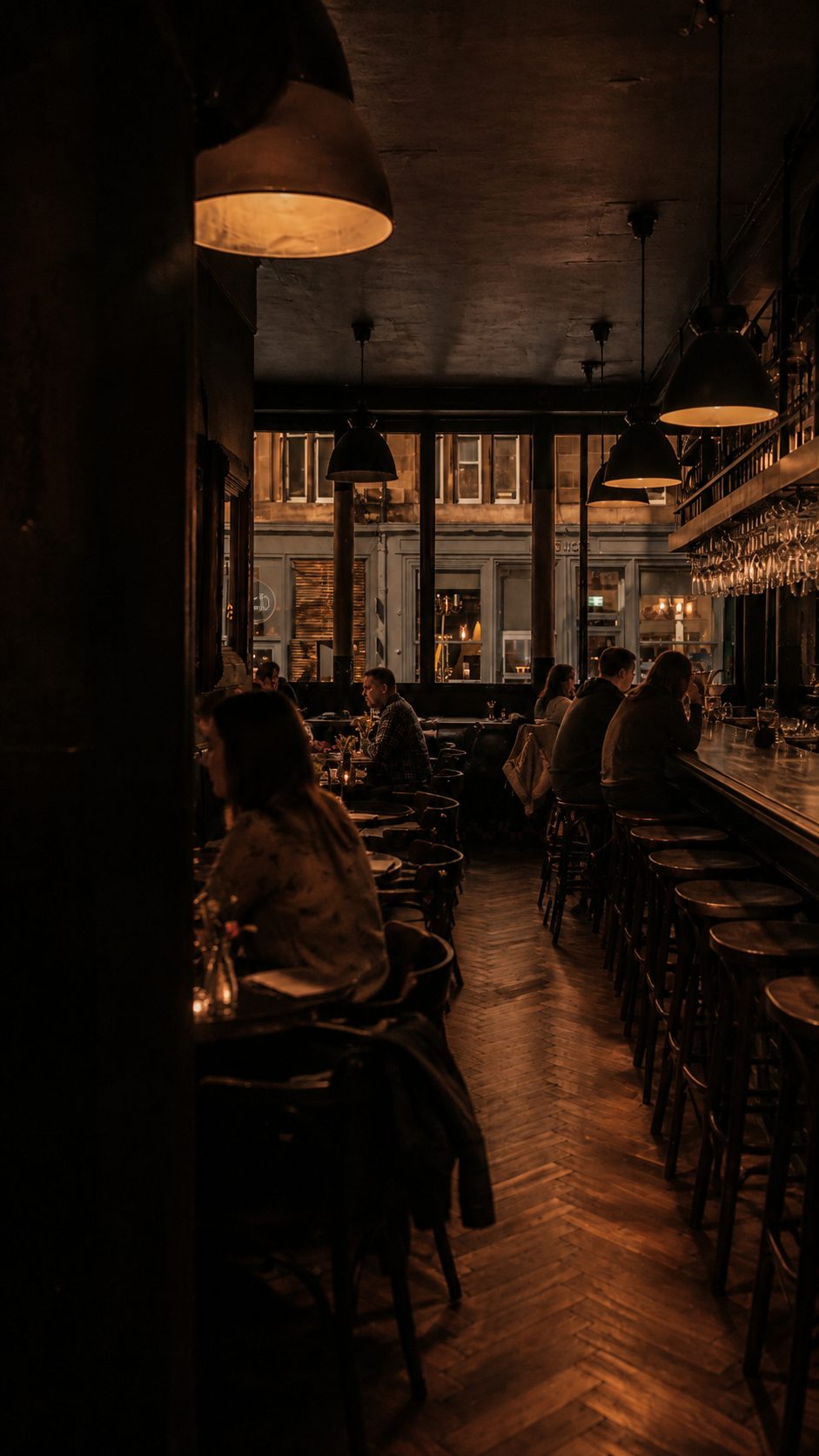 De eerste gasten aan tafel op het moment dat de avond begint te lopen