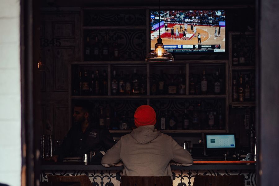 Scherm boven de bar in een cafe
