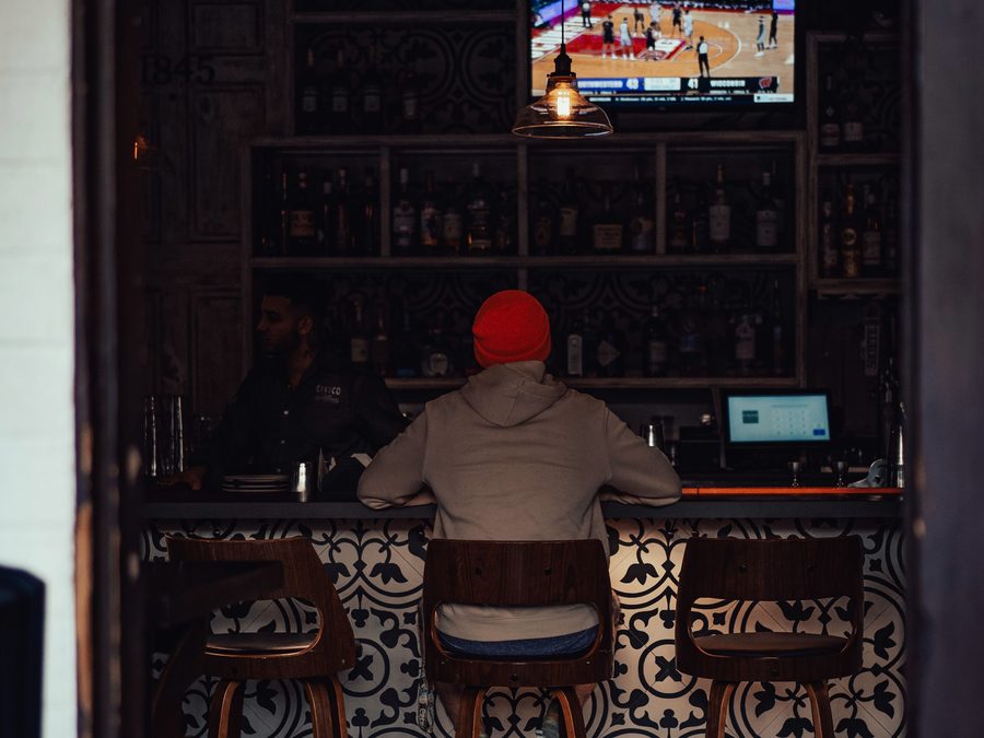 Scherm boven de bar in een cafe
