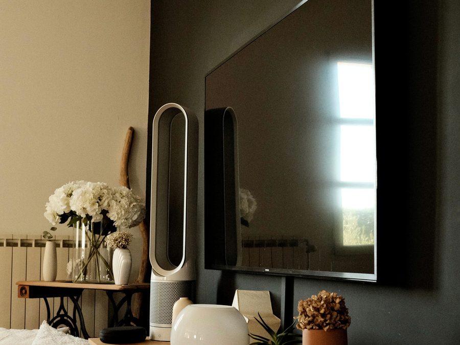 Televisie aan de wand in een woonkamer